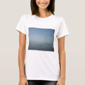 水自然飛んでいるのバレエで美しい鶴 Tシャツ (正面)