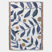 水色の枝と果実 – インジゴとベージュ スローブランケット (正面縦)