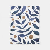 水色の枝と果実 – インジゴとベージュ フリースブランケット (正面)