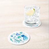 水色の海青クラゲの下に海のシェル ラウンドペーパーコースター (インサイチュ)