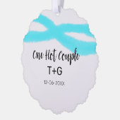 水色の空の淡いパステルカラーのカップルを追加 名前 日付 オーナメントカード (左)