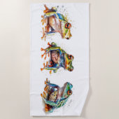 水色の緑の小さなカエルが三つ ビーチタオル (正面)