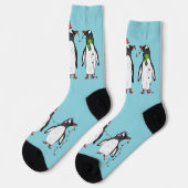 水色の背景にいる3羽のクリスマスのペンギン ソックス (左)
