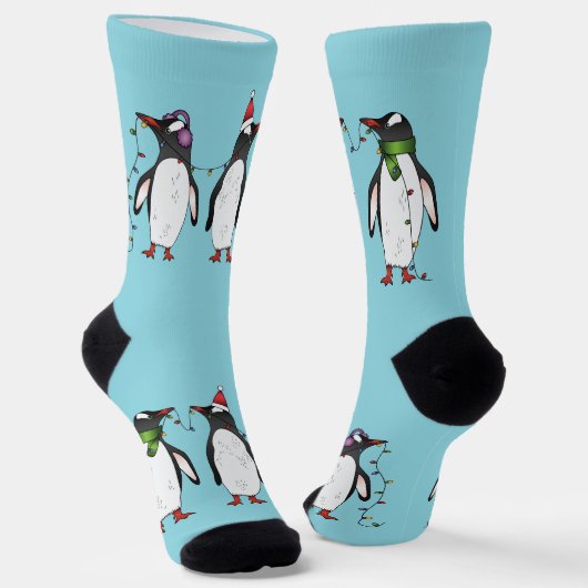 水色の背景にいる3羽のクリスマスのペンギン ソックス (傾斜あり)