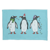 水色の背景にいる3羽のクリスマスのペンギン 枕カバー (正面左)