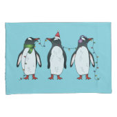 水色の背景にいる3羽のクリスマスのペンギン 枕カバー (正面右)