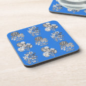 水色の背景に単色の花 コースター (左側)