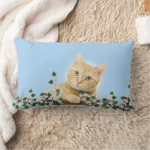 水色の背景に白い花とジンジャータビーの猫 ランバークッション (ブランケット)