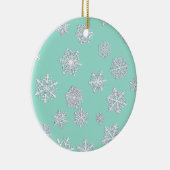 水色の背景に白い3-d雪の結晶 セラミックオーナメント (右)