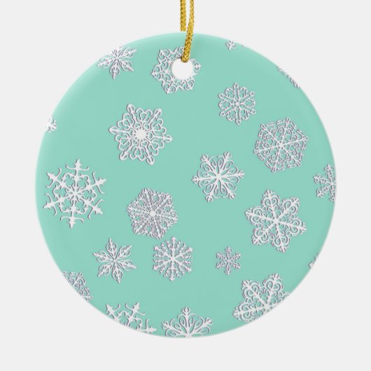 水色の背景に白い3-d雪の結晶 セラミックオーナメント (正面)
