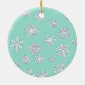 水色の背景に白い3-d雪の結晶 セラミックオーナメント (裏面)