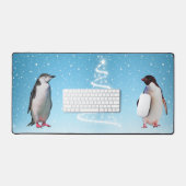 水色の背景の美しいペンギンのカップル デスクマット (キーボード&マウス)