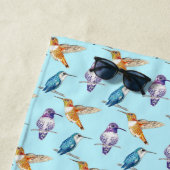 水色の背景を持つハミングバードトリオ ビーチタオル (インサイチュ)