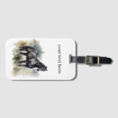 水色の草地に咲く美しい黒い牡馬 ラゲッジタグ (正面横)