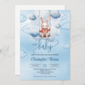 水色の青いベビーバニーが空をスイング中 招待状 (正面/裏面)
