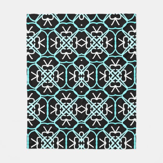 水色の青、白、黒の幾何学的パターン。 フリースブランケット (正面)