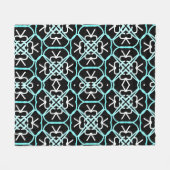 水色の青、白、黒の幾何学的パターン。 フリースブランケット (正面(横))