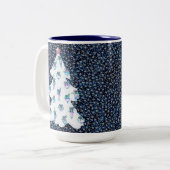 水色クリスマスオーナメントオンホワイトツリーダーク ツートーンマグカップ (正面左)