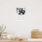 水色スクンクツキシードボウタイ2025ウォールカレンダー ポスター (キッチン)