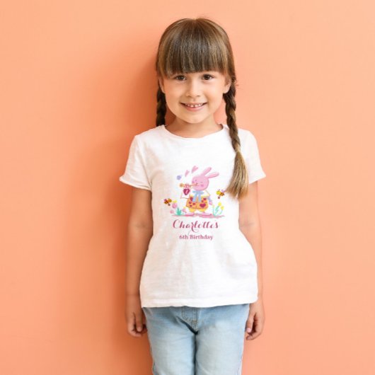水色ピンクのウサギの庭の子供の誕生日 Tシャツ