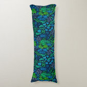 水色フローラのドットの暗い背景 ボディピロー (正面縦)