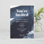 水色ブルースプラッシュはっきりしたタイポグラフィ誕生日 招待状 (スタンド正面)