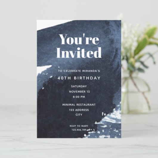 水色ブルースプラッシュはっきりしたタイポグラフィ誕生日 招待状 (スタンド正面)