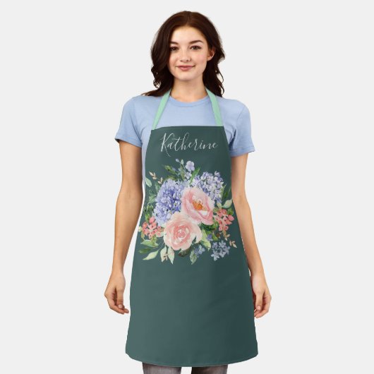 水色モノグラムのブルーピンク春フローラ エプロン (着用した状態)