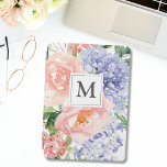 水色モノグラムのブルーピンク春フローラ iPad PROカバー<br><div class="desc">私たちの水色ブルーピンクモノグラムの春フローラiPad Air カバーであなたの技術をパーソナライズ。青い魅力的あじさい、ピンクの牡丹、バラの水色ブレンドを特徴とし、このパステル美しいはあなたのデバイスに春の本質をもたらす。スタイリッシュとユニーク植物性至福のtouch!</div>