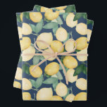 水色レモンonネイビーブルー ラッピングペーパーシート<br><div class="desc">水色エレガントのレモンと緑のネイビーブルーの背景に、これらの包装紙のシートは、任意の大事な行事のためのギフトのための与えおもしろいである。私たちの店のマッチングアイテム。</div>