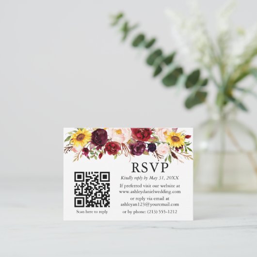 水色混合フローラバーガンディQRウェディングRSVP エンクロージャーカード (スタンド正面)