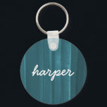 水色素朴スクリプト名PersonalizedKeychain キーホルダー<br><div class="desc">ティール（緑がかった色）ブルーの水彩背景とスクリプトフォントの名パーソナライズされた前を持つこのキーチェーンは素晴らしい贈り物を作る。文字は完全にカスタマイズ可能Parcel Studiosから調整製品を探す。</div>