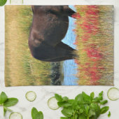 水辺で草を食む茶色の馬 キッチンタオル (折り畳み)