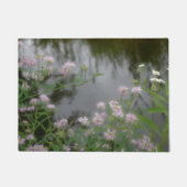 水辺のピンクの野生の花自然 ドアマット (正面)