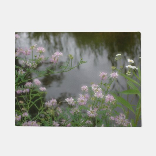 水辺のピンクの野生の花自然 ドアマット (正面)