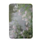 水辺のピンクの野生の花自然 バスマット (正面縦)