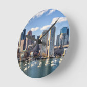 水辺地帯からのボストンスカイライン ラウンド壁時計 (傾斜)