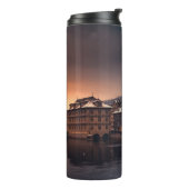 水道の建物近傍の灰白コンクリート体 タンブラー (回転左)