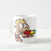水鉄砲を持つ少年の夏のおもしろい コーヒーマグカップ (正面左)