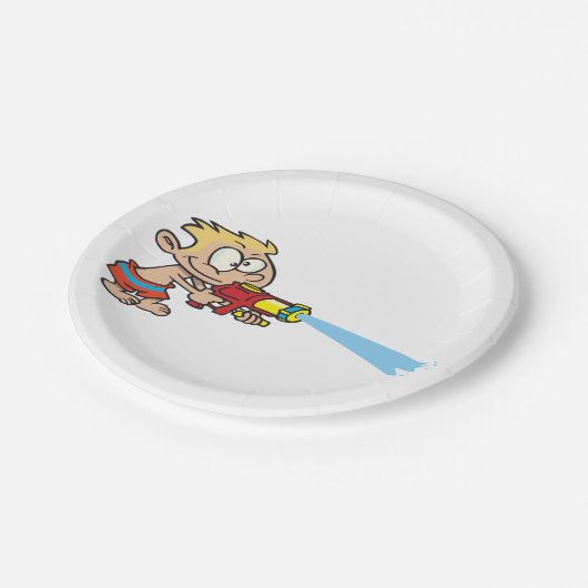 水鉄砲を持つ少年の夏のおもしろい ペーパープレート (アングル)