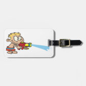 水鉄砲を持つ少年の夏のおもしろい ラゲッジタグ (正面横)