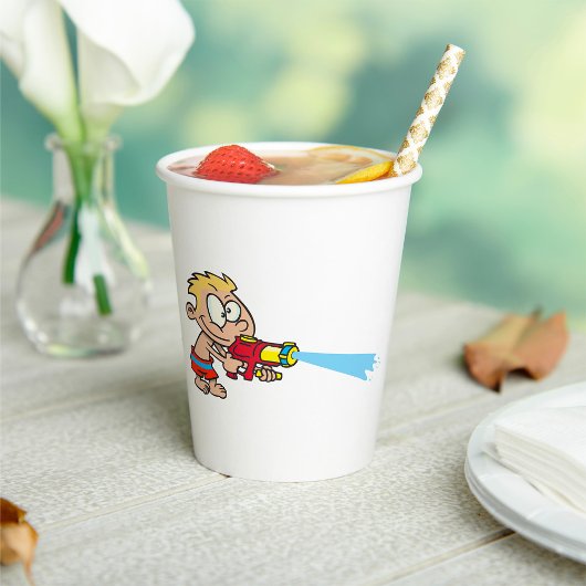 水鉄砲を持つ少年の夏のおもしろい 紙コップ