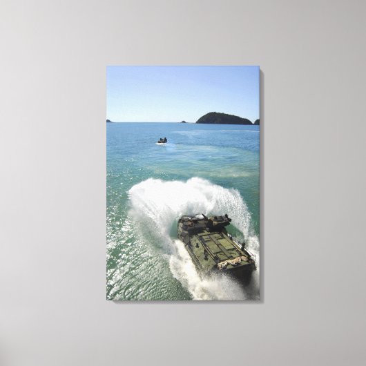 水陸両用アサルト車は井戸のデッキを出る キャンバスプリント (正面)