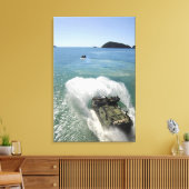 水陸両用アサルト車は井戸のデッキを出る キャンバスプリント (インサイチュ (リビング))