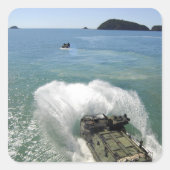 水陸両用アサルト車は井戸のデッキを出る スクエアシール (正面)