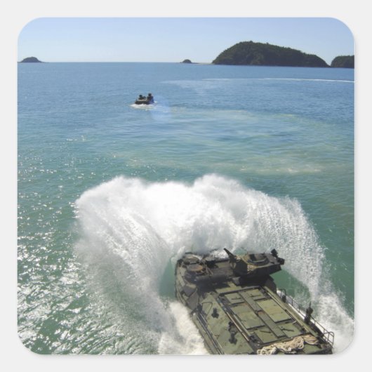 水陸両用アサルト車は井戸のデッキを出る スクエアシール (正面)