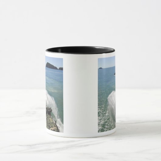 水陸両用アサルト車は井戸のデッキを出る マグカップ (中央)