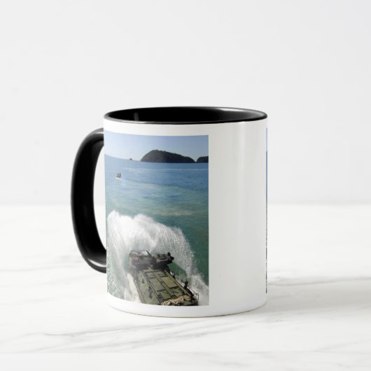 水陸両用アサルト車は井戸のデッキを出る マグカップ (正面左)