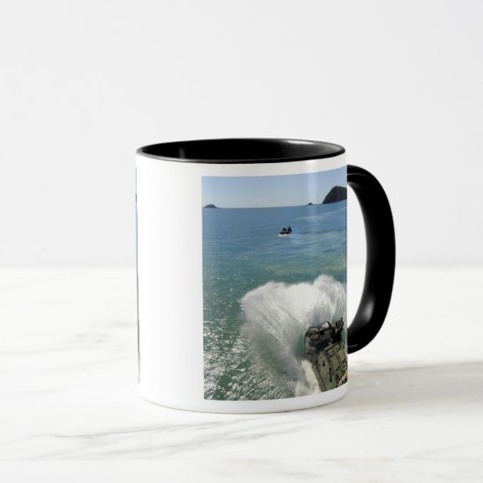 水陸両用アサルト車は井戸のデッキを出る マグカップ (正面右)