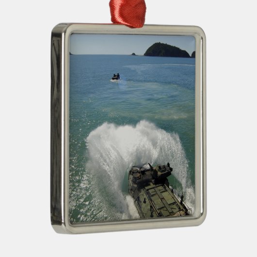 水陸両用アサルト車は井戸のデッキを出る メタルオーナメント (右)